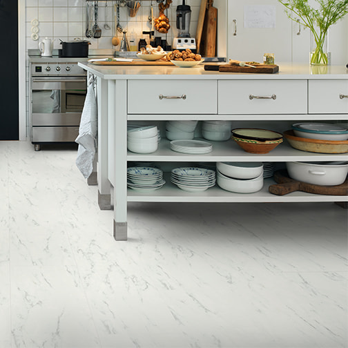 kjøkken med hvitt vinylgulv i marmor